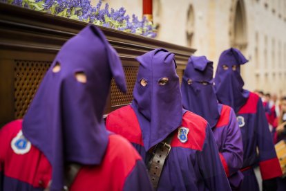 Viacrucis procesional del Lunes Santo en Tarragona.