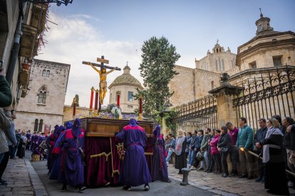 Viacrucis procesional del Lunes Santo en Tarragona.