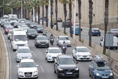 Cues de vehicles circulant per la Ronda de Dalt de Barcelona.