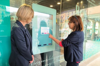 S’ha instal·lat una pantalla interactiva a l’exterior del Gaudí Centre on es podrà consultar informació turística les 24 hores.