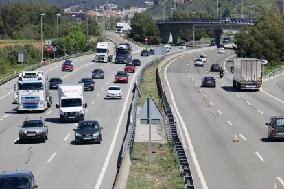 Vehicles a l'AP-7 al seu pas per Martorell.