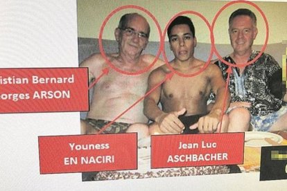 Els tres líders de la xarxa al costat d'una víctima en una imatge recuperada pels Mossos.