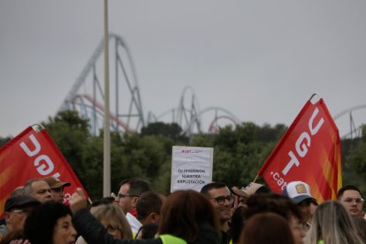 La protesta dels treballadors a les portes d'accés a PortAventura