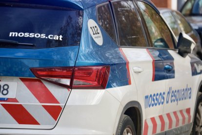 Part posterior i lateral d'un vehicle dels Mossos d'Esquadra