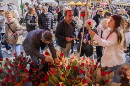 Fotografia d’arxiu de la diada de Sant Jordi de 2024 a la plaça del Mercadal.