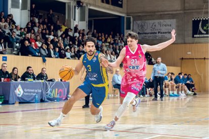 Víctor Aguilar botant una pilota durant el derbi contra el CB Tarragona.