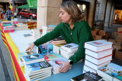 Júlia Albesa, de la Irreal de Tortosa, col·loca llibres a la parada de Sant Jordi.