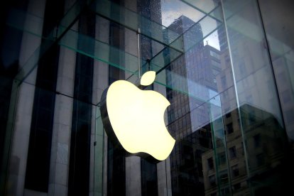 Imatge del logotip d'Apple en la façana d'una tenda de la marca.