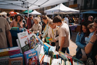 Diverses parades a la plaça Mercadal de Reus durant la diada.