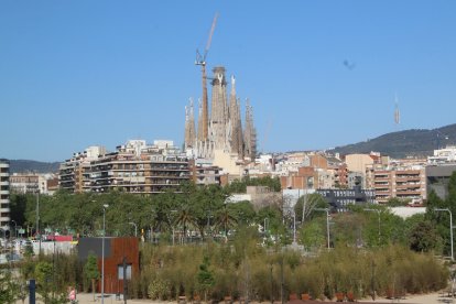 El nou parc de les Glòries amb la Sagrada Família de fons