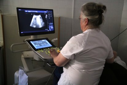 La doctora Rosa Caballol, del CAP del Temple, fent una ecografia pulmonar a una pacient amb insuficiència cardíaca.