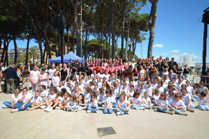Els ballarins i ballarines de les sis escoles de dans de Vila-seca que van participar en la celebració