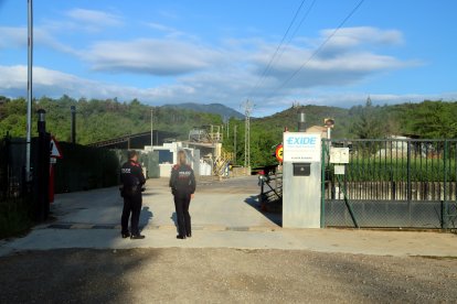 Mossos d'Esquadra a l'accés de la planta de reciclatge de bateries de Bonmatí