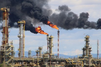 Imatge del polígon petroquímic nord de Tarragona, durant l'apagada elèctrica del 28 d'abril