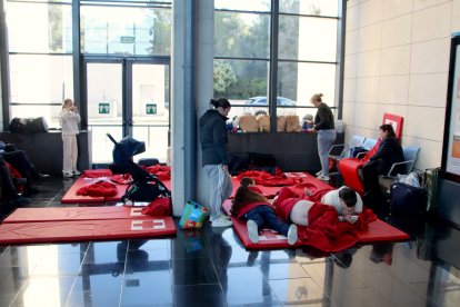 Imagen del grupo de trece personas de Elche que han pasado la noche en la estación del Camp de Tarragona.