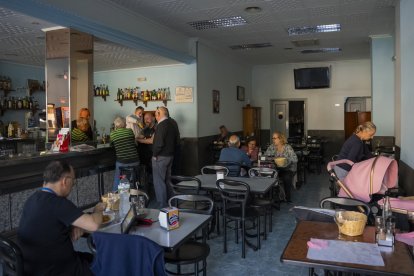 Imatge d'un bar de Reus durant la Gran Apagada d'aquest dilluns.