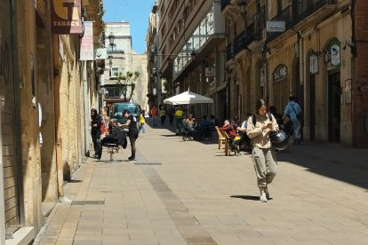Imatge d’una perruquera fent la seva feina al carrer durant l’apagada.