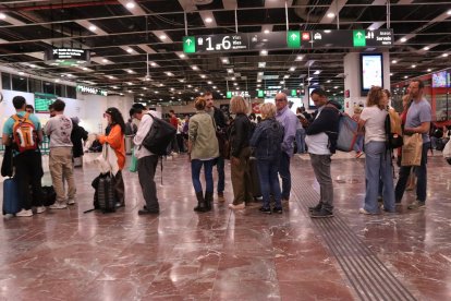 Desenes de persones fan cua per demanar informació o reclamar el reemborsament del bitllet a Sants