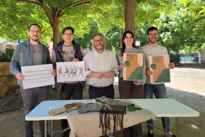 Adrià Ortiz, Josep Maria Casas, Daniel Recasens, Clara Piñol i Albert Salas, durant la presentació del Ball del Saurí.