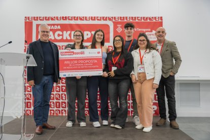 Grup guanyador de la HackDipta i el diputat de Promoció Econòmica de la Diputació, Pere Granados.