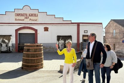 La presidenta de la Diputació, Noemí Llauradó, durant la seva visita a Bellmunt.