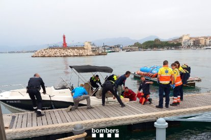 Imatge de l'arribada del banyista al port de Cambrils.