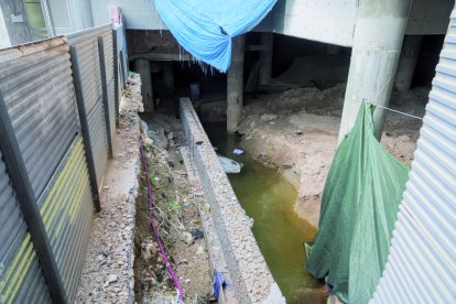 Les restes de la Font dels Lleons estan enterrades sota un edifici entre els carrers Eivissa i Pere Martell