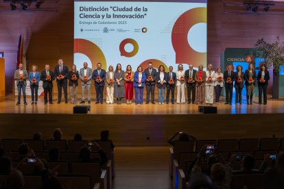Fotografia de grup dels representants de les noves Ciutats de la Ciència i la Innovació que van poder estar presents en l’acte.