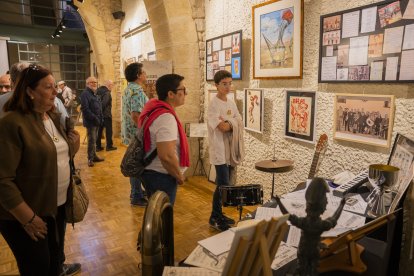 Fotografia de la inauguració de l’exposició sobre Josep Maria Baiges i Jansà al Castell del Cambrer.