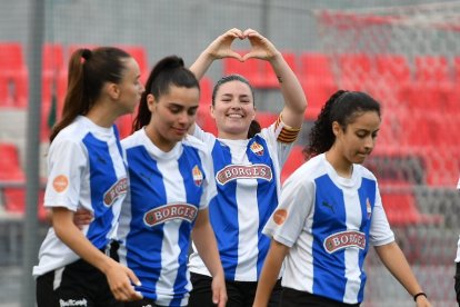 Les jugadores del Reus Femení celebrant el primer gol de Júlia Francesch contra el Terrassa.