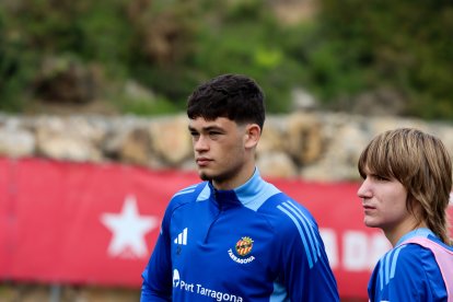 Enric Pujol, al costat d'Oriol Subirats durant un entrenament amb el primer equip.