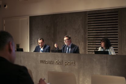 Santi Castellà (centre) i Mercè Toldrà (dreta) van presentar ahir el programa d’actes del 25è aniversari.