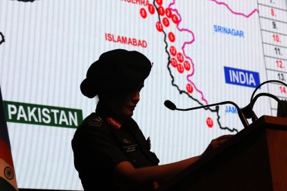 La coronel Sofiya Qureshi de l'exèrcit indi informa els mitjans de comunicació sobre l'"Operació Sindoor" al Centre Nacional de Mitjans de Comunicació de Nova Delhi, Índia.