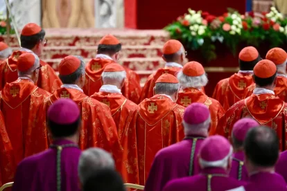 Los cardenales durante la misa celebrada este miércoles, antes del inicio del cónclave.