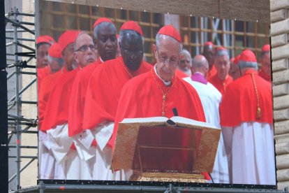 Un dels cardenals jura el càrrec abans d'iniciar el conclave