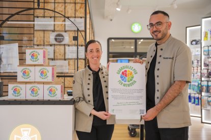 Carme González i Raúl Gómez, tècnics de la Farmàcia del Carrilet i impulsors del projecte ‘Guardioles per fer memòria’.