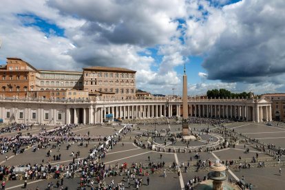 Vista de la plaza de San Pedro el segundo día de Cónclave.