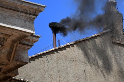 Imatge de la fumata negra de la ximeneia de la Capella Sixtina.