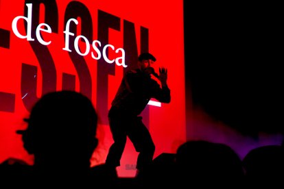 Espectacle 'De la poesia catalana a la música urbana' de Versembrant en una actuació escolar al celler de Vila-seca.