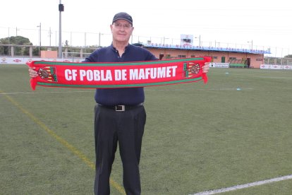 Pep Casas Farrera amb una bufanda de la Pobla de Mafumet.
