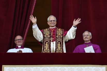 El papa Lleó XIV saluda els fidels congregats a la plaça de Sant Pere del Vaticà en la primera benedicció 'urbi et orbi' com a pontífex