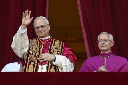 Salutació del papa Lleó XIV des del balcó de Sant Pere del Vaticà en la primera benedicció 'urbi et orbi' després d'haver estat nomenat pontífex