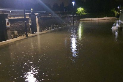 Imatge del carrer Alt Camp de la Móra inundat aquesta matinada.