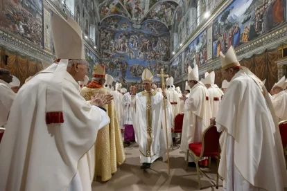 El nou papa Lleó XIV durant la missa d'avui en la Capella Sixtina.