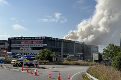 Imatge del núvol tòxic de clor de l'incendi d'una indústria de productes per a piscines a Vilanova i la Geltrú