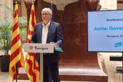 El portaveu de Junts, Jordi Sendra, durant la compareixença.