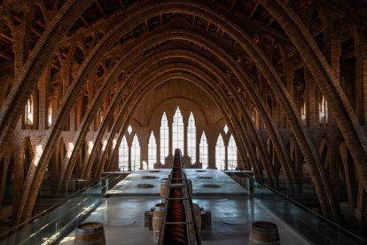 Imagen de los arcos parabólicos del interior de una nave de la Catedral del Vino del Pinell de Brai.
