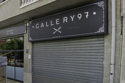 Imatge de l'entrada del Restaurant Gallery 97 d'Amposta a l'avinguda Josep Tarradellas.
