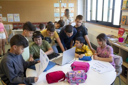 Alumnes de La Canaleta, aquest dilluns, treballant en el material per al festival.