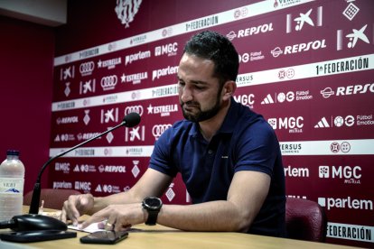 Dani Vidal, emocionat, llegint el discurs durant la roda de premsa d’acomiadament d’ahir.